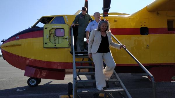 La subdelegada del Gobierno bajando del avión. La subdelegada del Gobierno bajando del avión.
