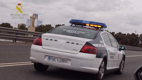 Vehículo de la Guardia Civil en operación de tráfico Vehículo de la Guardia Civil en operación de tráfico