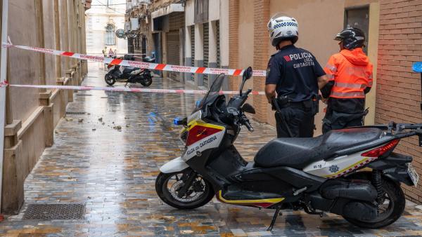 Bomberos retiran cascotes caídos de un edificio en la calle Bodegones de Cartagena Bomberos retiran cascotes caídos de un edificio en la calle Bodegones de Cartagena