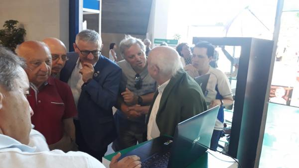 El rector de la Universidad de Oviedo, Santiago García, durante la presentación de unos prototipos en el stand de la Fidma El rector de la Universidad de Oviedo, Santiago García, durante la presentación de unos prototipos en el stand de la Fidma