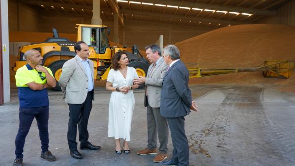La ministra de Hacienda en funciones, María Jesús Montero (3D), junto al Alcalde de Sevilla Juan Espada (2D), durante la visita la Zona Franca del Puerto de Sevilla. La ministra de Hacienda en funciones, María Jesús Montero (3D), junto al Alcalde de Sevilla Juan Espada (2D), durante la visita la Zona Franca del Puerto de Sevilla.