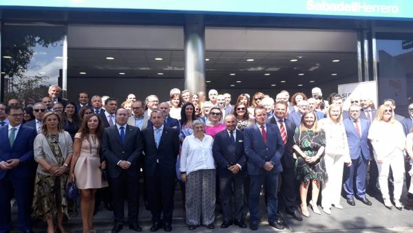 Foto de familia con autoridades del Día del Banco SabadellHerrero en la Fidma Foto de familia con autoridades del Día del Banco SabadellHerrero en la Fidma