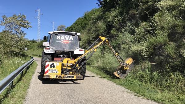 Trabajos de limpieza y mejora en un camino de la Val d'Aran Trabajos de limpieza y mejora en un camino de la Val d'Aran