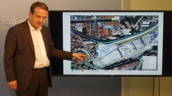 El alcalde de Vigo, Abel Caballero, anuncia la licitación de las obras de los accesos a la estación de Urzáiz. El alcalde de Vigo, Abel Caballero, anuncia la licitación de las obras de los accesos a la estación de Urzáiz.