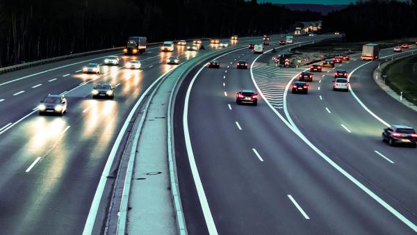 Tráfico de coches en una autopista Tráfico de coches en una autopista