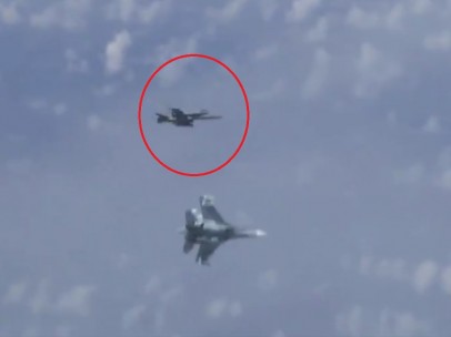 'Roce' aéreo entre el caza ruso y el español, integrante de la misión de la OTAN en la zona.