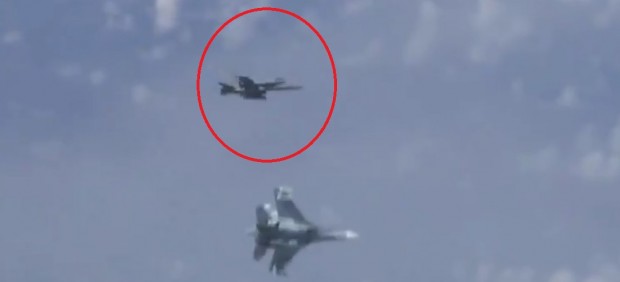 'Roce' aéreo entre el caza ruso y el español, integrante de la misión de la OTAN en la zona.