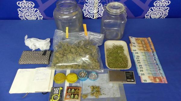 Los cogollos de marihuana, la balanza de precisión, el dinero y la documentación que indican la actividad ilícita que ha intervenido la Policía Nacional al detenido en Salamanca Los cogollos de marihuana, la balanza de precisión, el dinero y la documentación que indican la actividad ilícita que ha intervenido la Policía Nacional al detenido en Salamanca