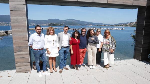 Ignacio Villar, con las actrices Grial Montes y Laura Míguez, y con la alcaldesa de Redondela, Digna Rivas; el director de la Agadic, Jacobo Sutil; y la presidenta de la Diputación, Carmela Silva, en la presentación del inicio del rodaje de María Solinha Ignacio Villar, con las actrices Grial Montes y Laura Míguez, y con la alcaldesa de Redondela, Digna Rivas; el director de la Agadic, Jacobo Sutil; y la presidenta de la Diputación, Carmela Silva, en la presentación del inicio del rodaje de María Solinha