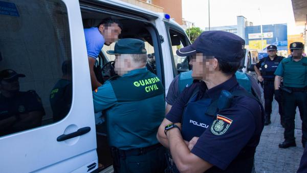 Uno de los detenidos tras la agresión al policía local de Punta Umbría (Huelva) pasa a disposición judicial Uno de los detenidos tras la agresión al policía local de Punta Umbría (Huelva) pasa a disposición judicial