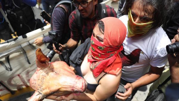 Mujeres protestan en contra de abusos sexuales por parte de la policía Mujeres protestan en contra de abusos sexuales por parte de la policía