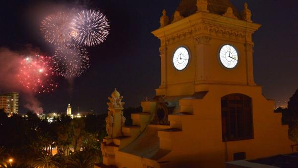 Fuegos artificiales feria Málaga ayuntamiento farola reloj fiesta Fuegos artificiales feria Málaga ayuntamiento farola reloj fiesta