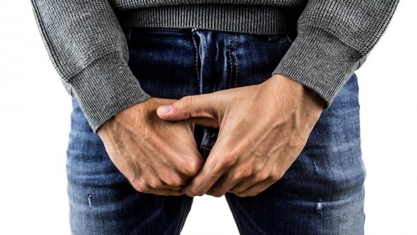 Un hombre cubre sus genitales Un hombre cubre sus genitales