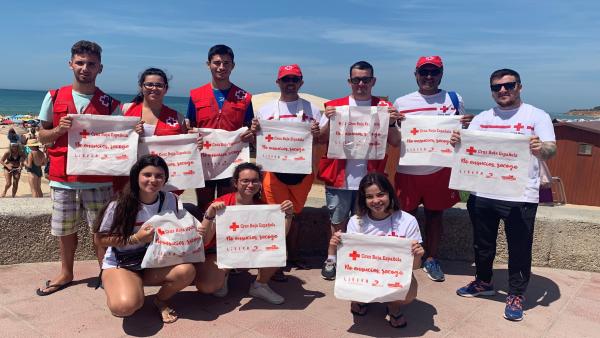 Voluntarios con las bolsas reutilizables Voluntarios con las bolsas reutilizables