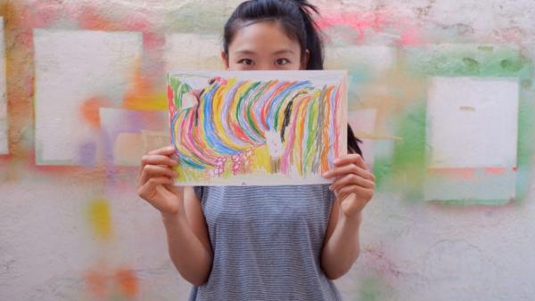 Mina Hamada, con uno de los dibujos infantiles recibidos. Mina Hamada, con uno de los dibujos infantiles recibidos.