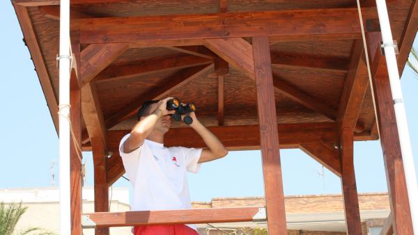 Un socorrista vigila las playas de la Región Un socorrista vigila las playas de la Región