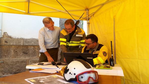 El delegado de la Junta en Ávila, José Francisco Hernández (i), en el puesto de mando avanzado del incendio de Navalacruz. El delegado de la Junta en Ávila, José Francisco Hernández (i), en el puesto de mando avanzado del incendio de Navalacruz.