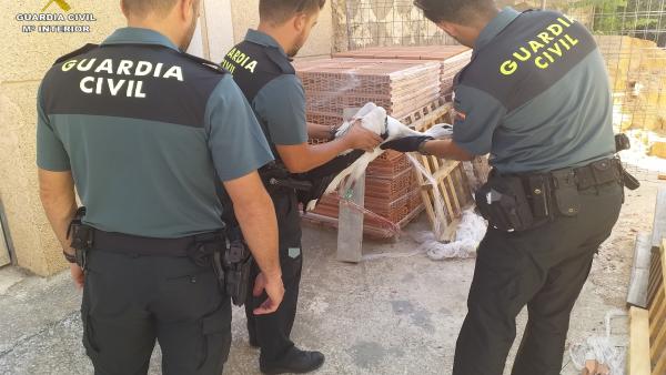 La Guardia Civil de Teruel rescata a una cigüeña atrapada en unas obras en la localidad de Cella (Teruel). La Guardia Civil de Teruel rescata a una cigüeña atrapada en unas obras en la localidad de Cella (Teruel).