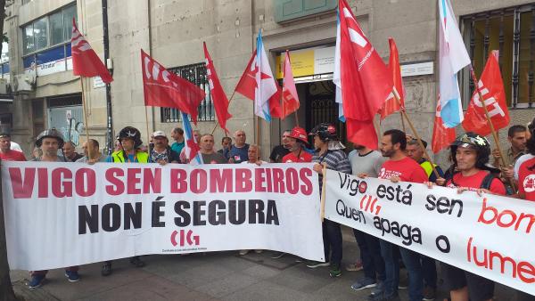 Bomberos de Vigo protestan ante la Inspección de Trabajo y reclaman más personal Bomberos de Vigo protestan ante la Inspección de Trabajo y reclaman más personal