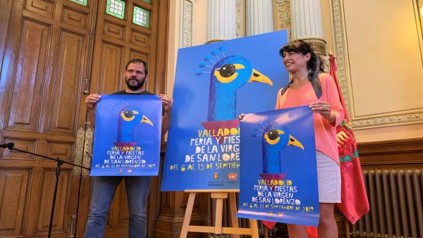 El autor del cartel de las Fiestas de Valladolid, Alberto Sobrino, y la concejal de Cultura y Turismo, Ana Redondo, sujetan la imagen de la celebración en honor a la Virgen de San Lorenzo. El autor del cartel de las Fiestas de Valladolid, Alberto Sobrino, y la concejal de Cultura y Turismo, Ana Redondo, sujetan la imagen de la celebración en honor a la Virgen de San Lorenzo.