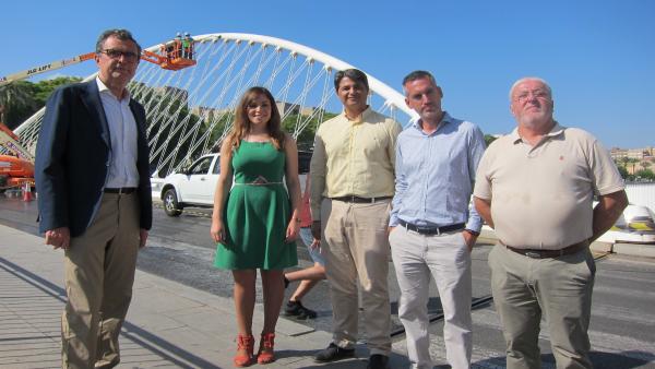 El alcalde de Murcia acompañado de la edil Rebeca Pérez y los técnicos de la empresa de limpieza junto al Puente del Reina Sofía, donde se están desarrollando labores de limpieza en profundidad El alcalde de Murcia acompañado de la edil Rebeca Pérez y los técnicos de la empresa de limpieza junto al Puente del Reina Sofía, donde se están desarrollando labores de limpieza en profundidad