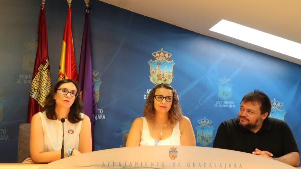 L teniente de alcalde y concejala de Festejos, Sara Simón, y Roberto Inglés, presidente de Apanag, en rueda de prensa L teniente de alcalde y concejala de Festejos, Sara Simón, y Roberto Inglés, presidente de Apanag, en rueda de prensa