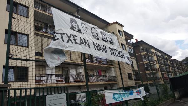 Pancarta de presos de ETA en una ikastola en Villabona Pancarta de presos de ETA en una ikastola en Villabona