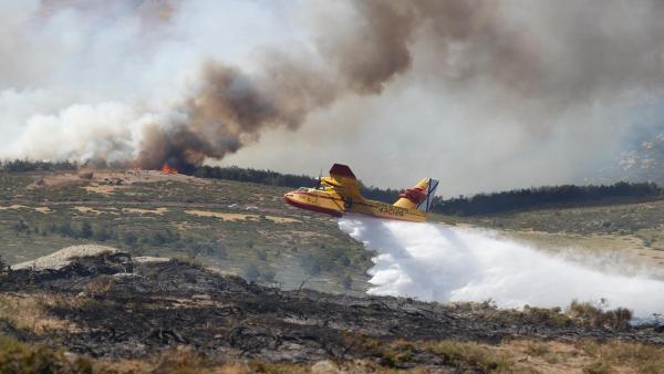 Un hidroavión arroja agua en la zona afectada por los incendios de Miraflores y La Granja. Un hidroavión arroja agua en la zona afectada por los incendios de Miraflores y La Granja.