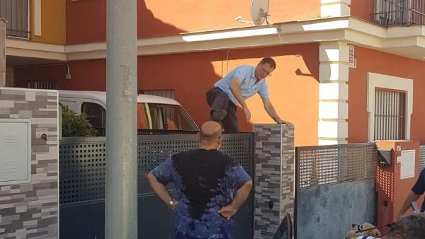 El alcalde Burguillos salta la valla de una vivienda para detener un robo El alcalde Burguillos salta la valla de una vivienda para detener un robo