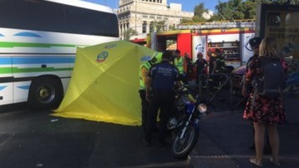 Asitencia médica a una motorista atropellada en la plaza de Cibeles