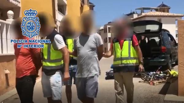 Un momento de la detención de la red desarticulada Un momento de la detención de la red desarticulada