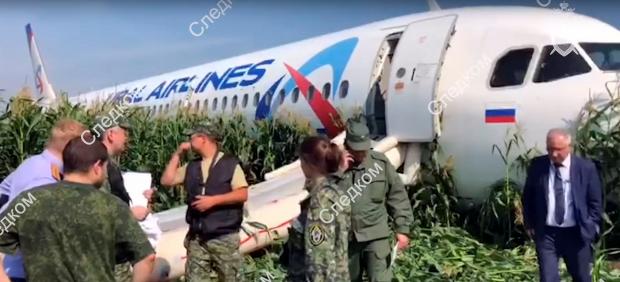 Un Airbus 321 aterrizó hoy de emergencia en un campo de maíz a las afueras de Moscú