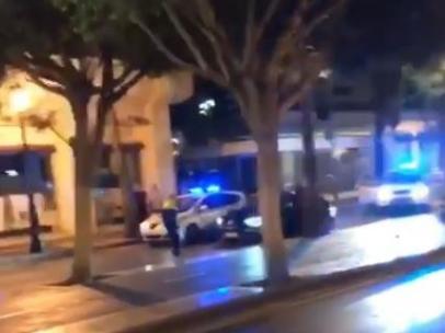 Un agente de la Policía Local de Marbella intercepta a un vehículo que acelera y casi le atropella.