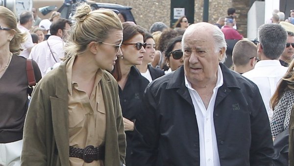 Amancio Ortega y su hija Marta en Arteixo Amancio Ortega y su hija Marta en Arteixo