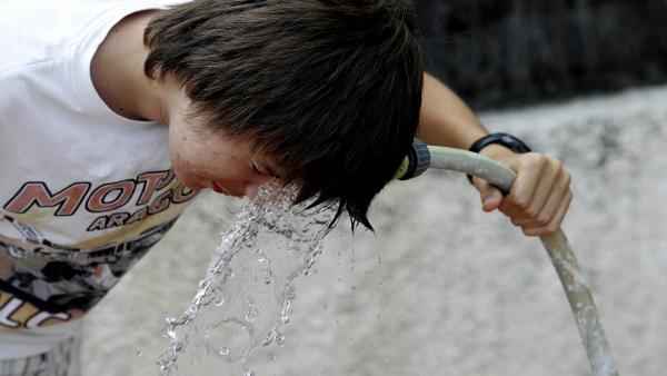 Sol, calor, temperaturas, buen tiempo, bebiendo agua, refrescarse Sol, calor, temperaturas, buen tiempo, bebiendo agua, refrescarse