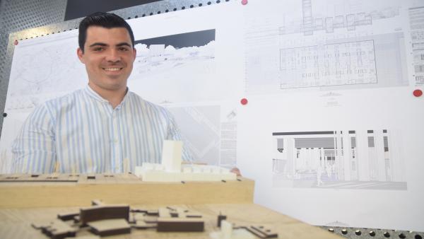 Juan Jesús López León Con Su Proyecto Para El Trabajo Fin De Carrera En La UPCT Juan Jesús López León Con Su Proyecto Para El Trabajo Fin De Carrera En La UPCT