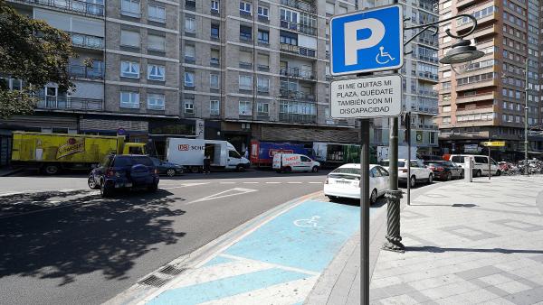 Zona de aparcamiento para personas con movilidad reducida. Zona de aparcamiento para personas con movilidad reducida.