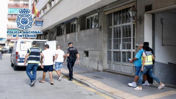 Desarticulada en Benidorm una banda de trileros Desarticulada en Benidorm una banda de trileros