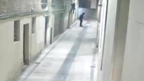 Los detenidos se encaramaron a un balcón y arrojaron los objetos de valor Los detenidos se encaramaron a un balcón y arrojaron los objetos de valor