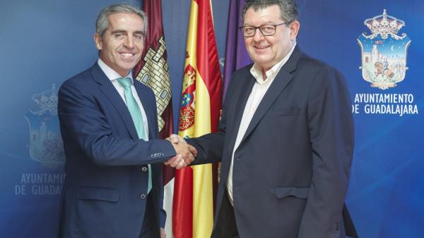 Evaristo Olcina, concejal de Deportes y Relaciones Institucionales de Guadalajara, y Francisco Javier Escamilla, hasta ahora director de instituciones Guadalajara y Cuenca de CaixaBank. Evaristo Olcina, concejal de Deportes y Relaciones Institucionales de Guadalajara, y Francisco Javier Escamilla, hasta ahora director de instituciones Guadalajara y Cuenca de CaixaBank.
