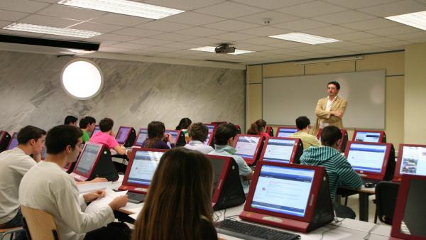 Aula De La Escuela De Informática De La US, Alumnos, Ordenadores, Aula, Clase Aula De La Escuela De Informática De La US, Alumnos, Ordenadores, Aula, Clase
