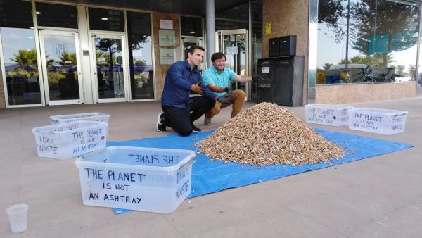 El fundador de la campaña 'No más colillas en el suelo', Miquel Garau (izquierda), y el director general de Residuos y Educación Ambiental, Sebastià Sansó, en la Conselleria de Medio Ambiente. El fundador de la campaña 'No más colillas en el suelo', Miquel Garau (izquierda), y el director general de Residuos y Educación Ambiental, Sebastià Sansó, en la Conselleria de Medio Ambiente.