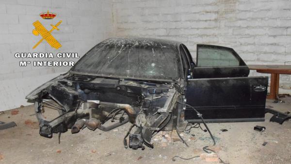 Uno de los coches desguazados por los detenidos Uno de los coches desguazados por los detenidos