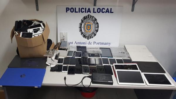 Móviles y electrónica incautados en un locutorio de Sant Antoni Móviles y electrónica incautados en un locutorio de Sant Antoni