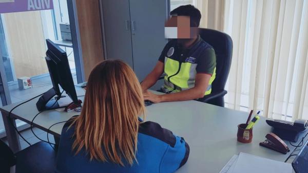 El detenido abandonó el lugar como si nada hubiera ocurrido El detenido abandonó el lugar como si nada hubiera ocurrido