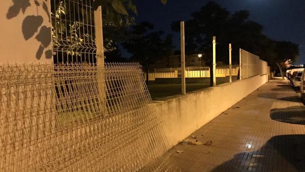 La Policía sorprendió a los hombres cuando ya habían desmontado cinco tramos de valla. La Policía sorprendió a los hombres cuando ya habían desmontado cinco tramos de valla.