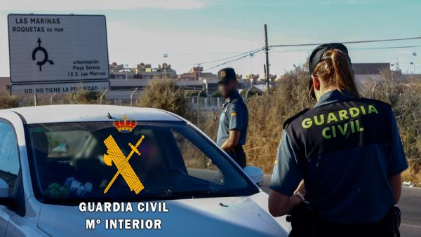 Agentes de la Guardia Civil durante un control de tráfico Agentes de la Guardia Civil durante un control de tráfico