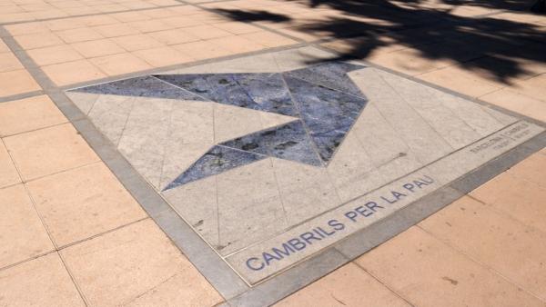 Mosaico de en el Paseo Marítimo de Cambrils en conmemoración a las víctimas. Mosaico de en el Paseo Marítimo de Cambrils en conmemoración a las víctimas.
