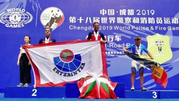 Medalla de oro obtenida por ertzaina en mundiales de policías de China Medalla de oro obtenida por ertzaina en mundiales de policías de China