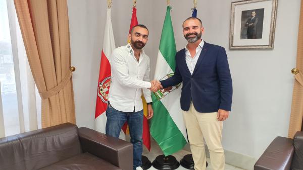 El alcalde estrecha la mano del nuevo director general de la UD Almería, Mohamed El Assy. El alcalde estrecha la mano del nuevo director general de la UD Almería, Mohamed El Assy.
